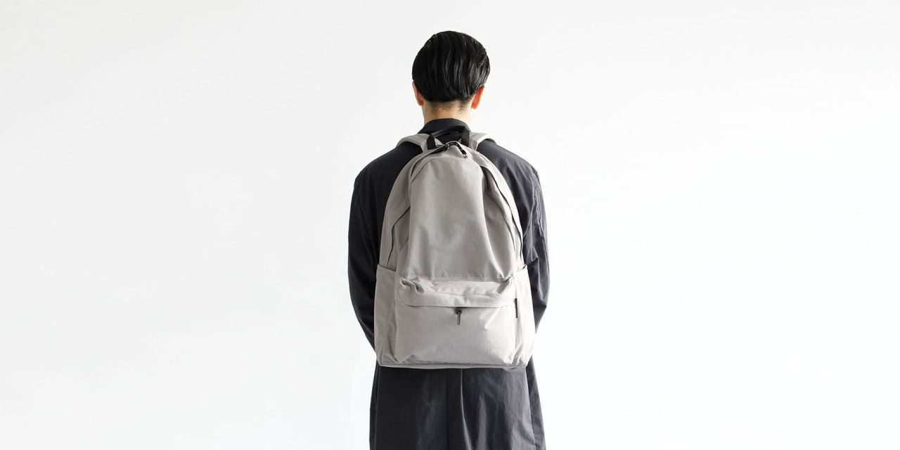 計算し尽くされた“普通”なデイパック『LARGE DAYPACK』